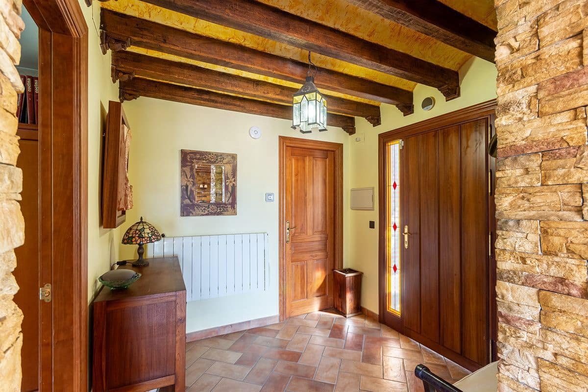 5 bedroom Villa for sale in Velilla with pool garage - € 950,000 (Ref: 9726537)