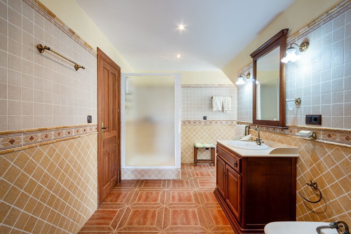 5 bedroom Villa for sale in Velilla with pool garage - € 950,000 (Ref: 9726537)