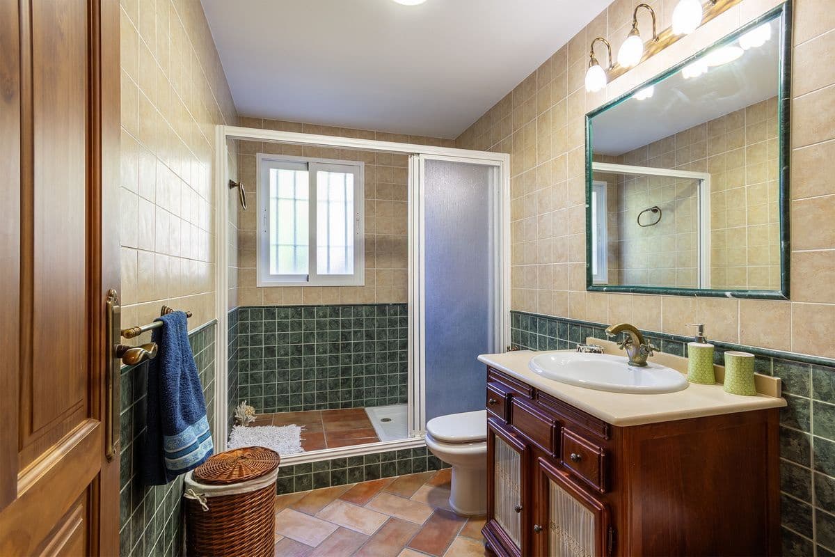 5 bedroom Villa for sale in Velilla with pool garage - € 950,000 (Ref: 9726537)