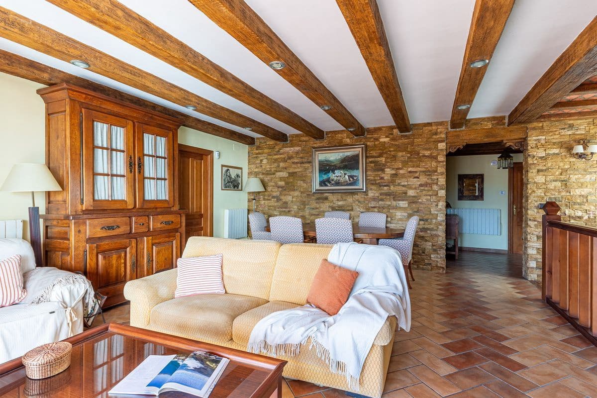 5 bedroom Villa for sale in Velilla with pool garage - € 950,000 (Ref: 9726537)