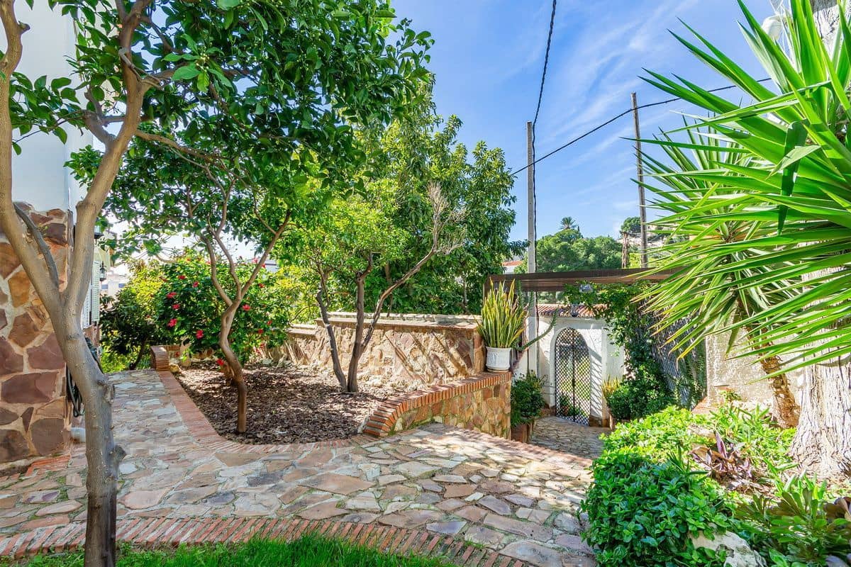 5 bedroom Villa for sale in Velilla with pool garage - € 950,000 (Ref: 9726537)