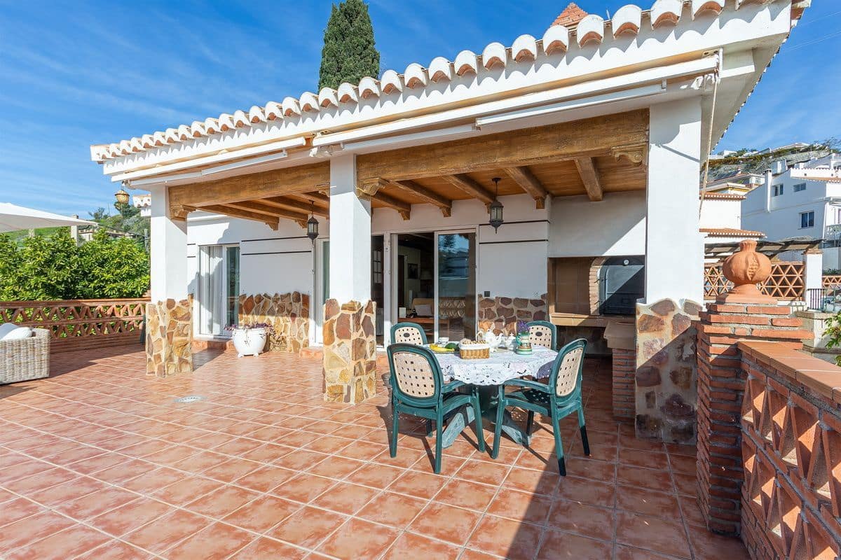 5 bedroom Villa for sale in Almunecar with pool garage - € 950,000 (Ref: 9726537)