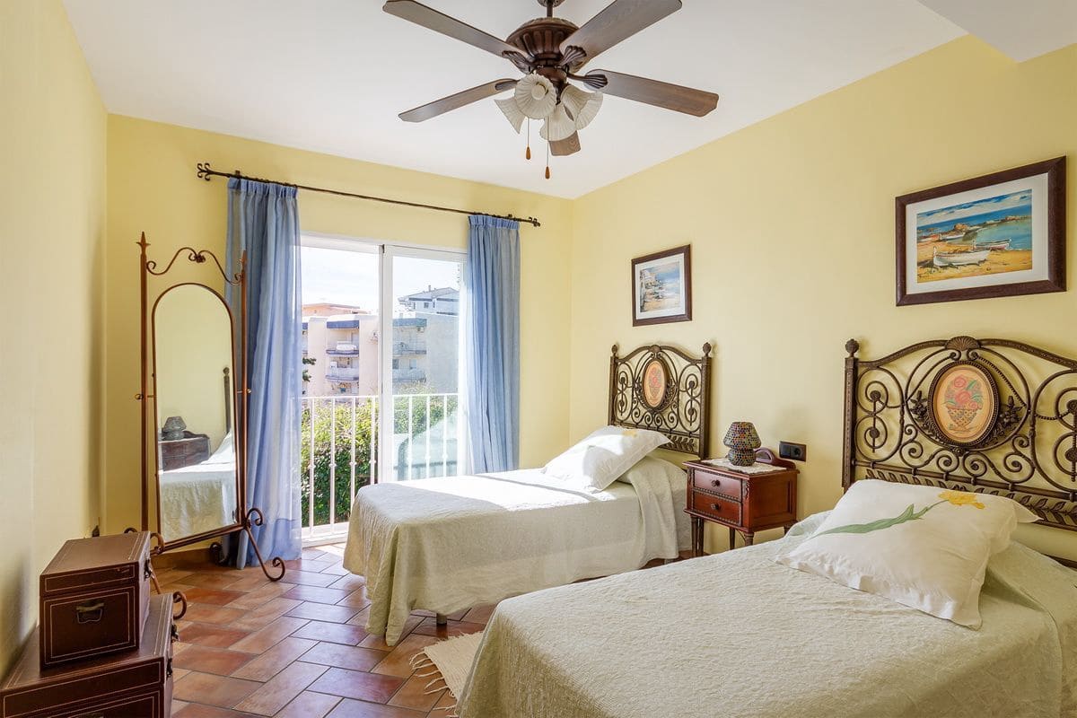 5 bedroom Villa for sale in Almunecar with pool garage - € 950,000 (Ref: 9726537)