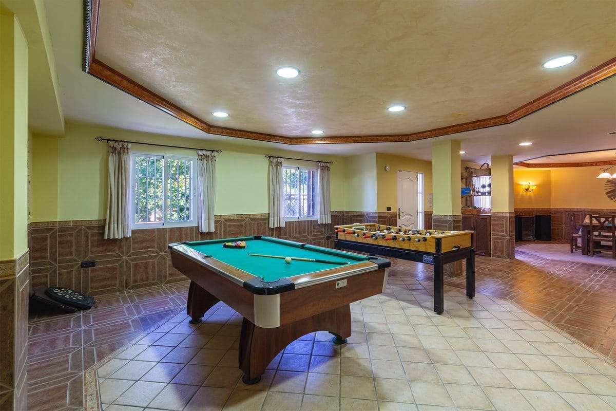 5 bedroom Villa for sale in Almunecar with pool garage - € 950,000 (Ref: 9726537)