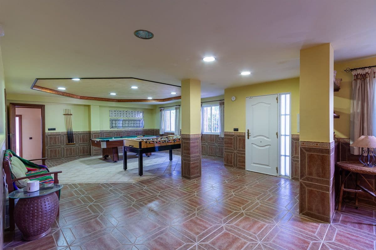 5 bedroom Villa for sale in Almunecar with pool garage - € 950,000 (Ref: 9726537)