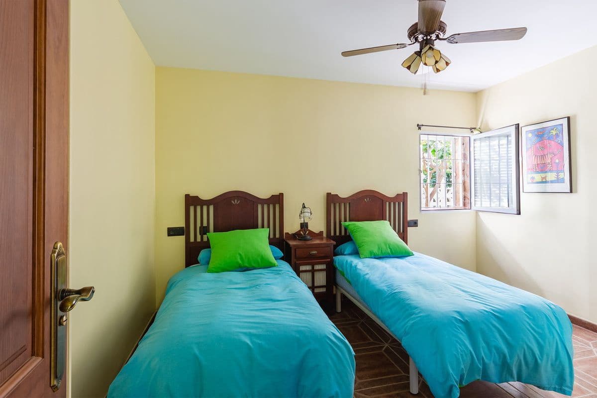 5 bedroom Villa for sale in Almunecar with pool garage - € 950,000 (Ref: 9726537)