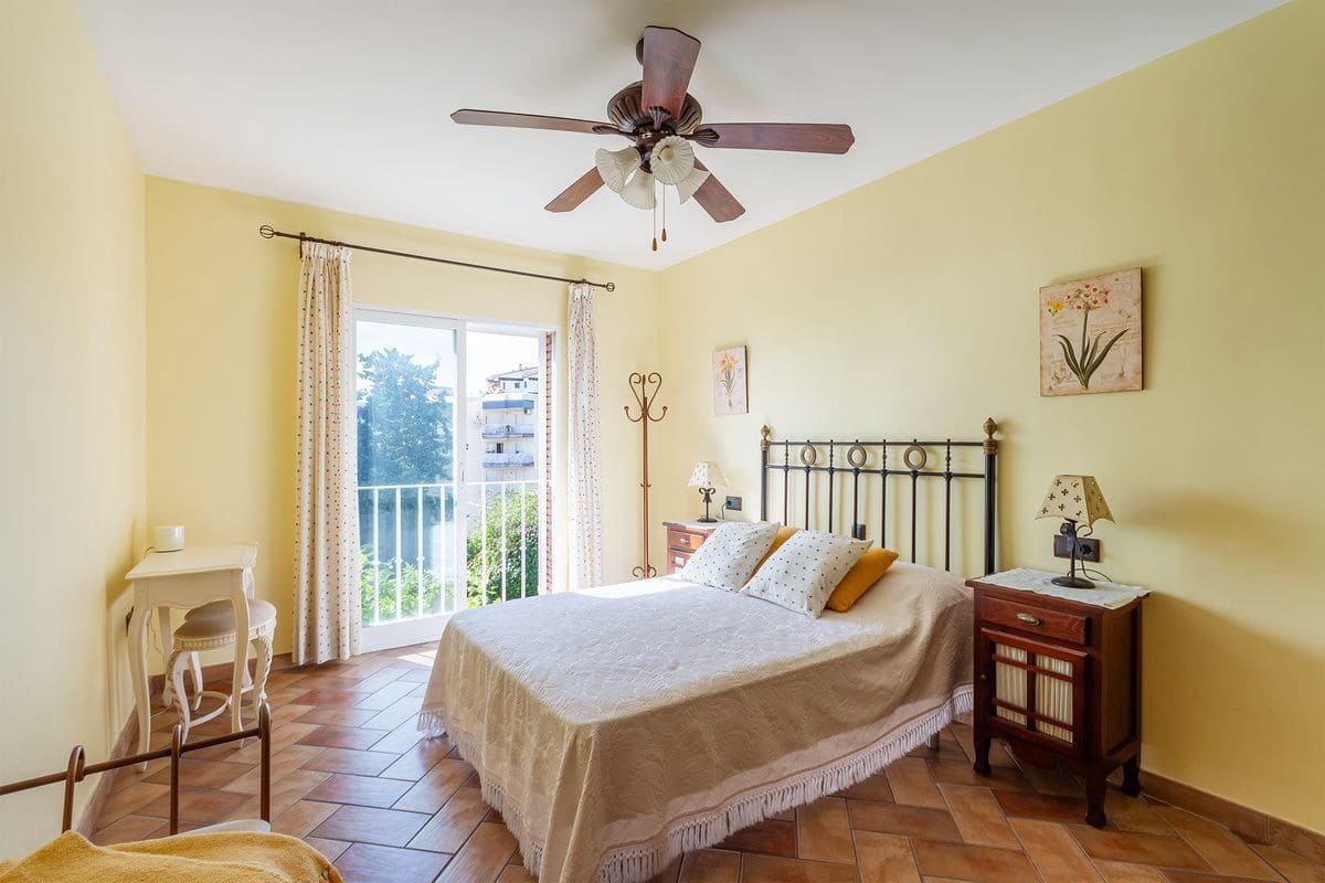 5 bedroom Villa for sale in Almunecar with pool garage - € 950,000 (Ref: 9726537)