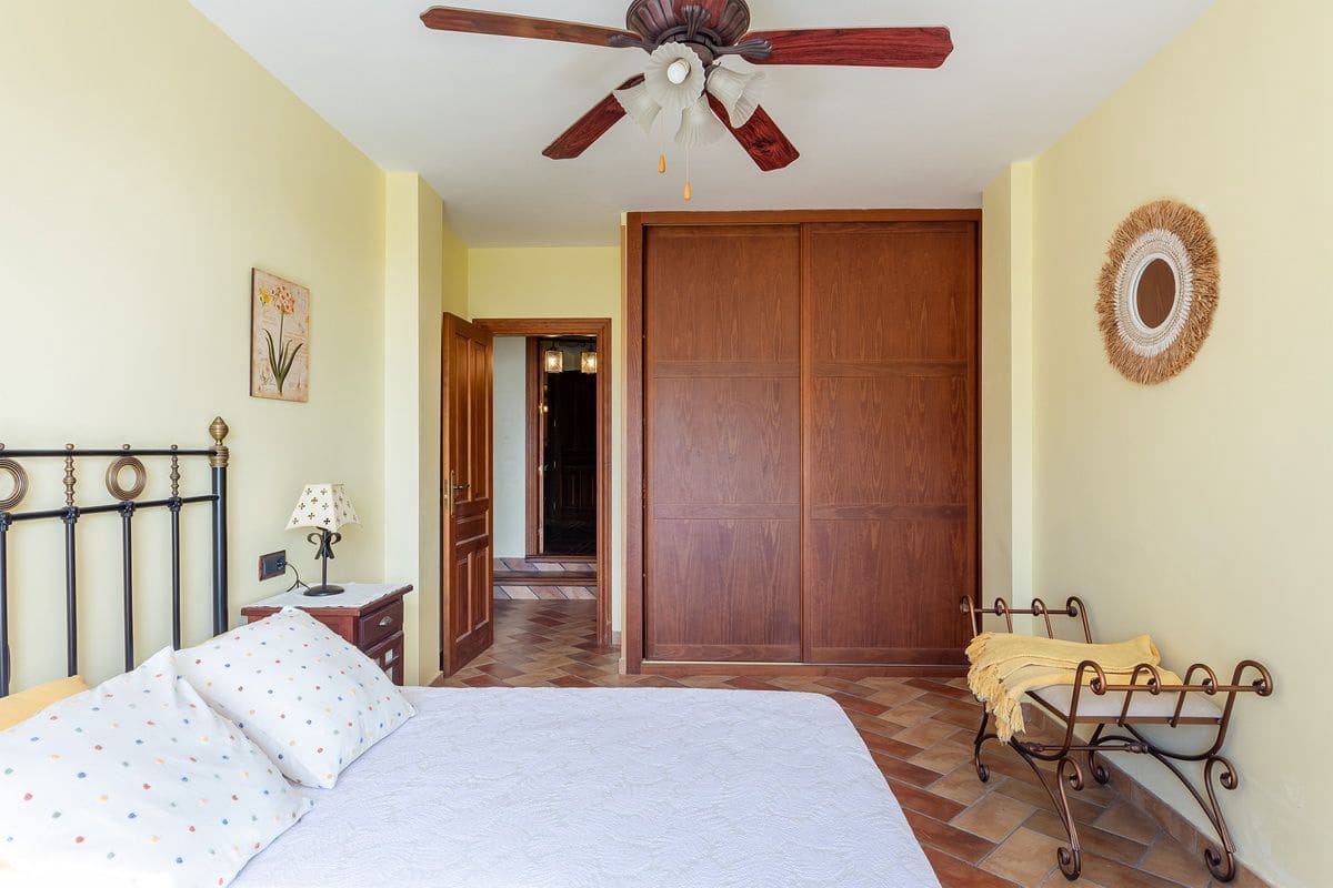 5 bedroom Villa for sale in Almunecar with pool garage - € 950,000 (Ref: 9726537)