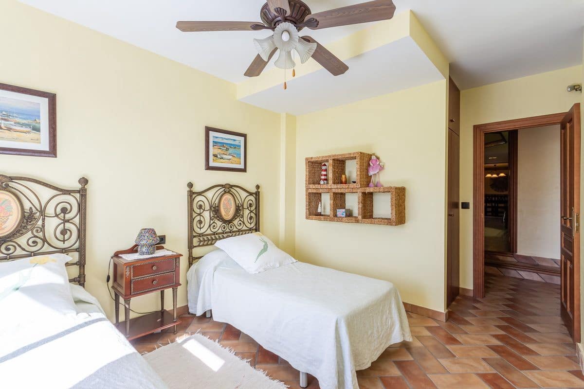 5 bedroom Villa for sale in Almunecar with pool garage - € 950,000 (Ref: 9726537)