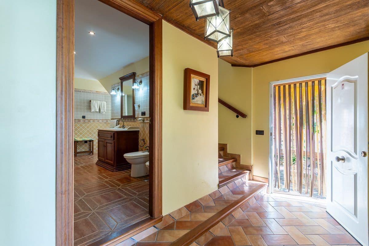 5 bedroom Villa for sale in Almunecar with pool garage - € 950,000 (Ref: 9726537)