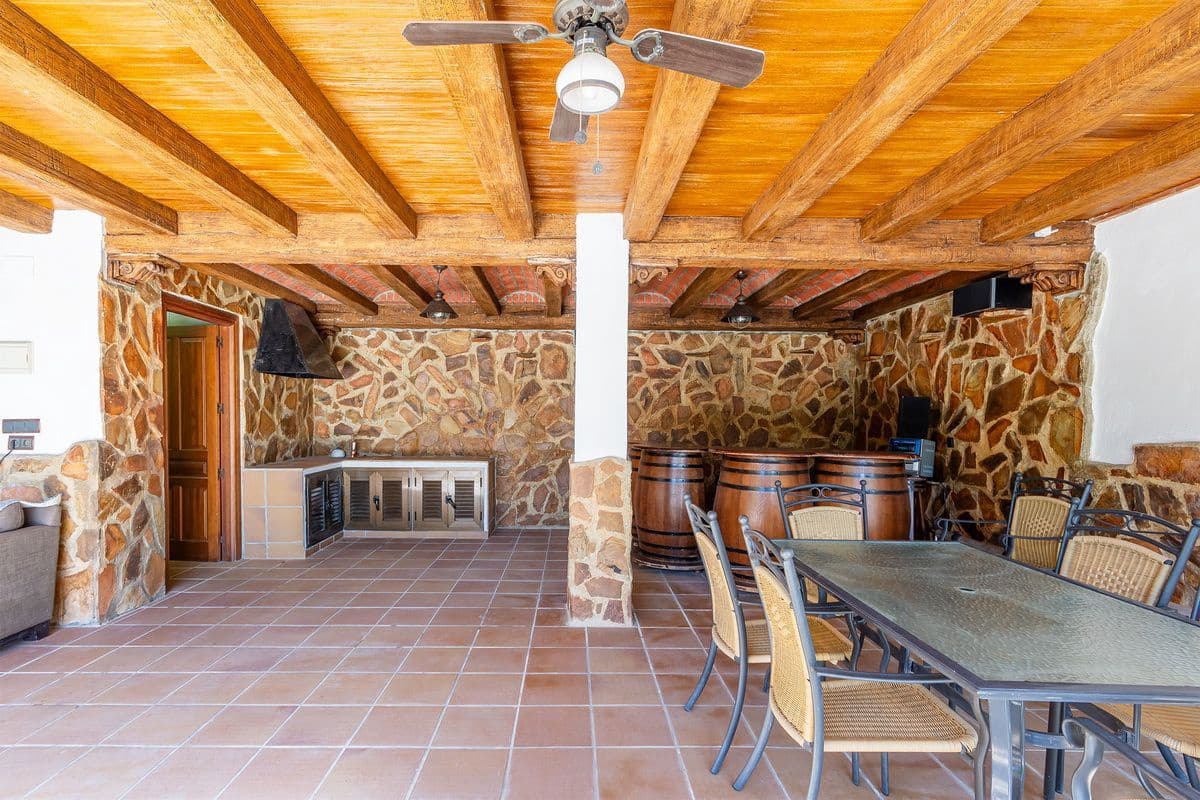 5 bedroom Villa for sale in Almunecar with pool garage - € 950,000 (Ref: 9726537)
