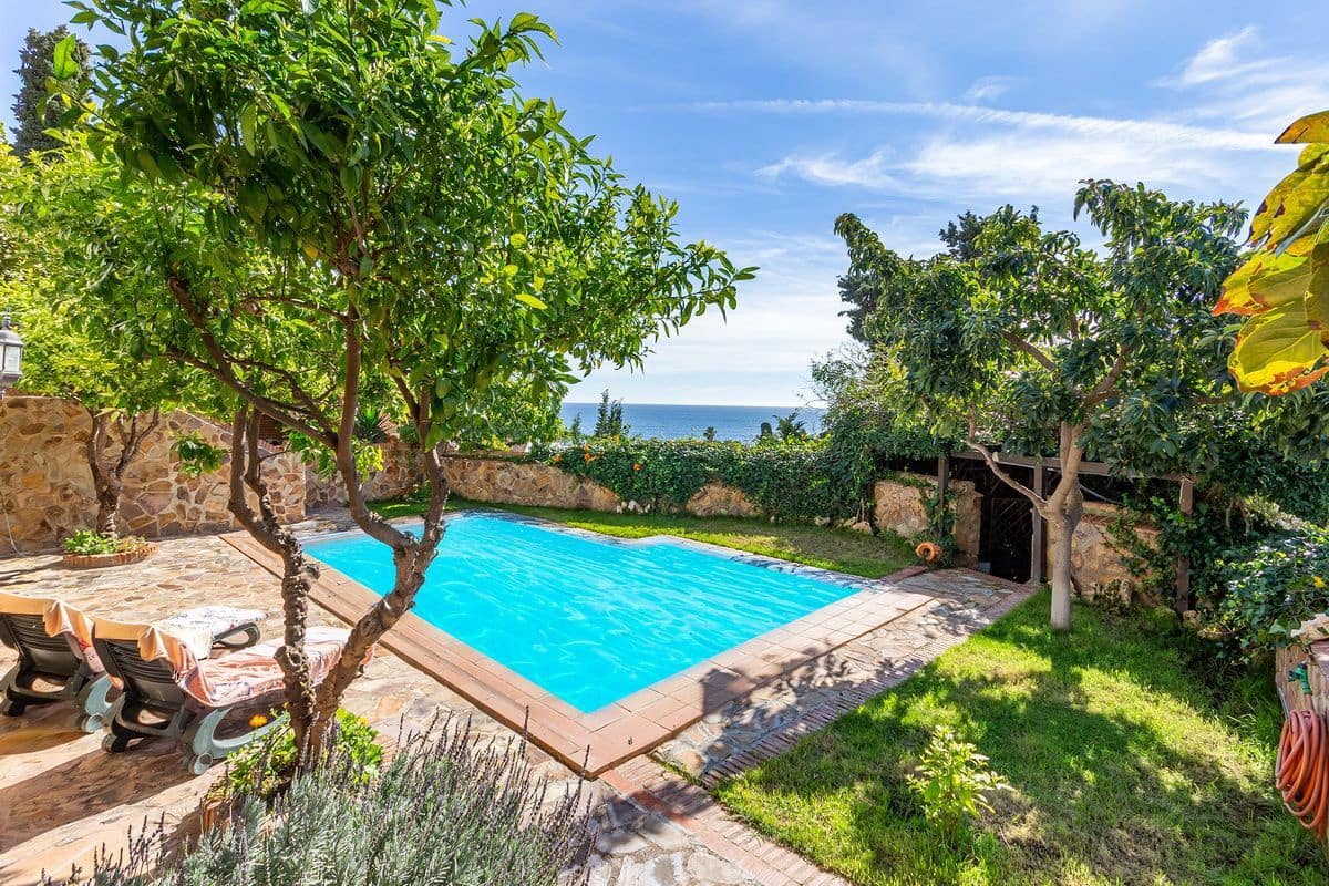 5 bedroom Villa for sale in Almunecar with pool garage - € 950,000 (Ref: 9726537)