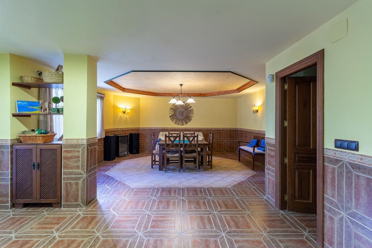 5 bedroom Villa for sale in Almunecar with pool garage - € 950,000 (Ref: 9726537)