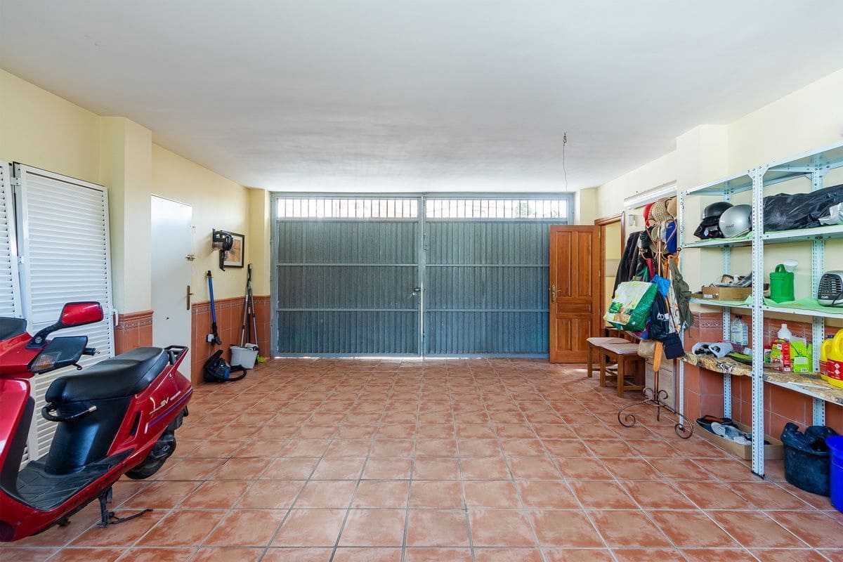 5 bedroom Villa for sale in Almunecar with pool garage - € 950,000 (Ref: 9726537)