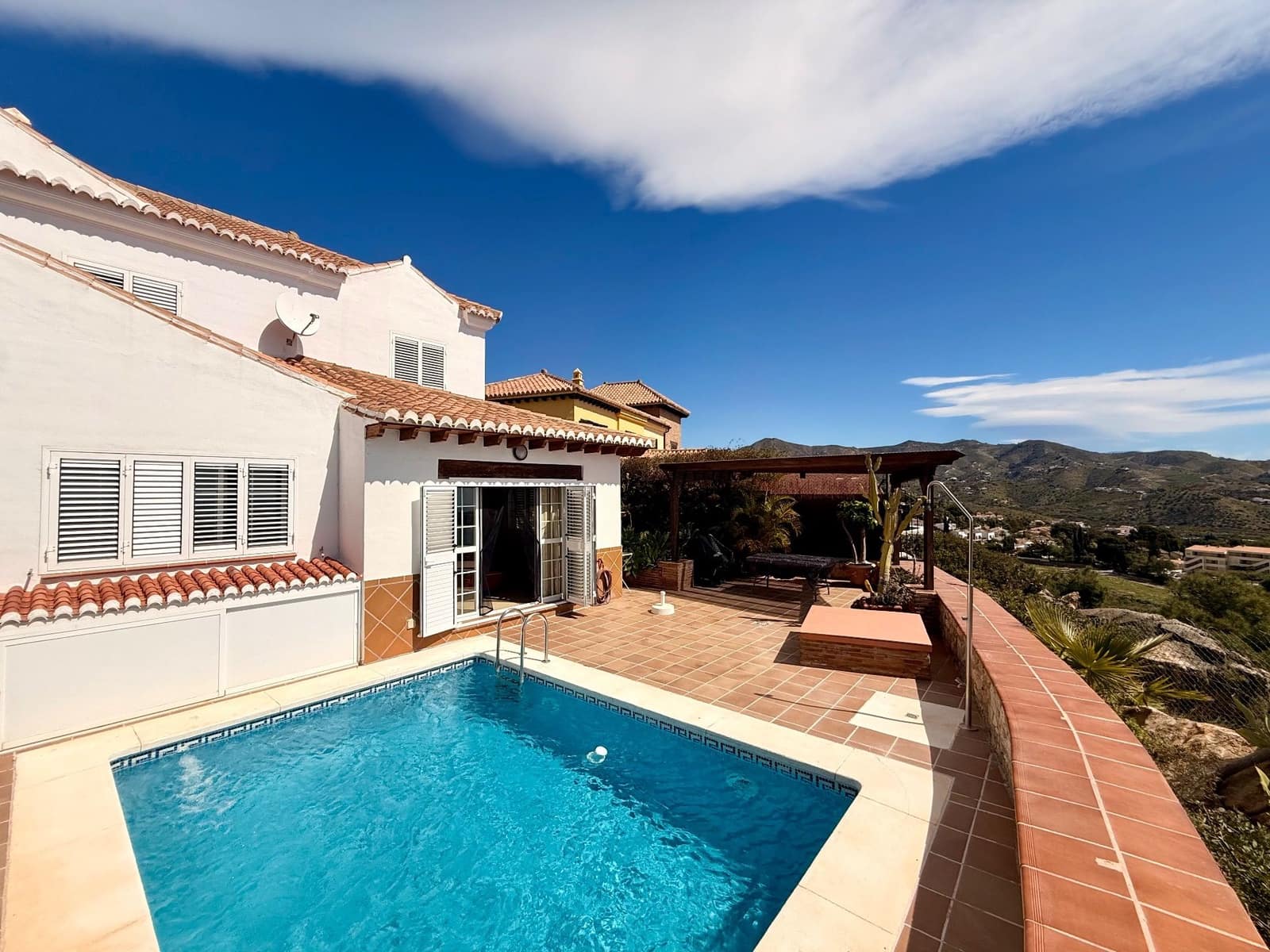 Chalet de 3 habitaciones en La Herradura en venta con piscina garaje - 750.000 € (Ref: 9747749)