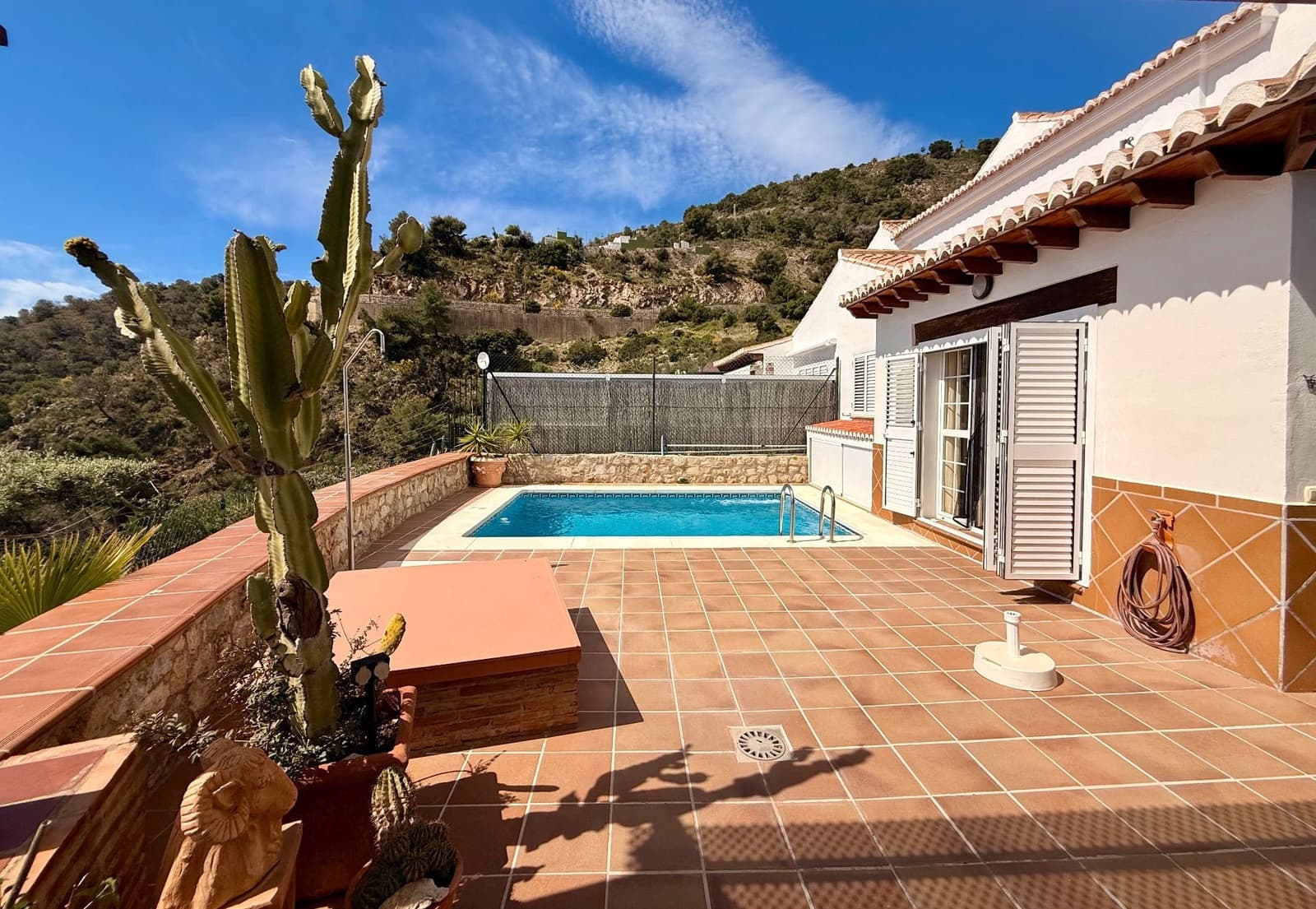 Chalet de 3 habitaciones en La Herradura en venta con piscina garaje - 750.000 € (Ref: 9747749)