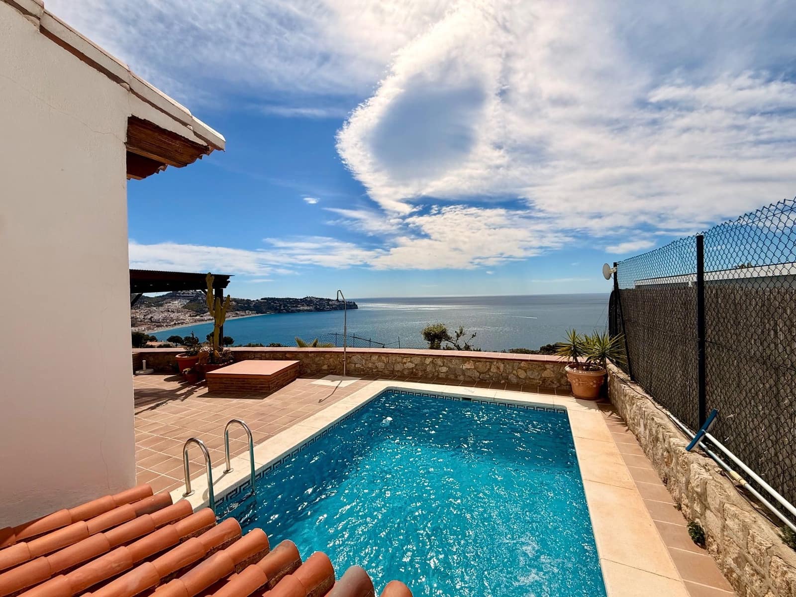 Chalet de 3 habitaciones en La Herradura en venta con piscina garaje - 750.000 € (Ref: 9747749)