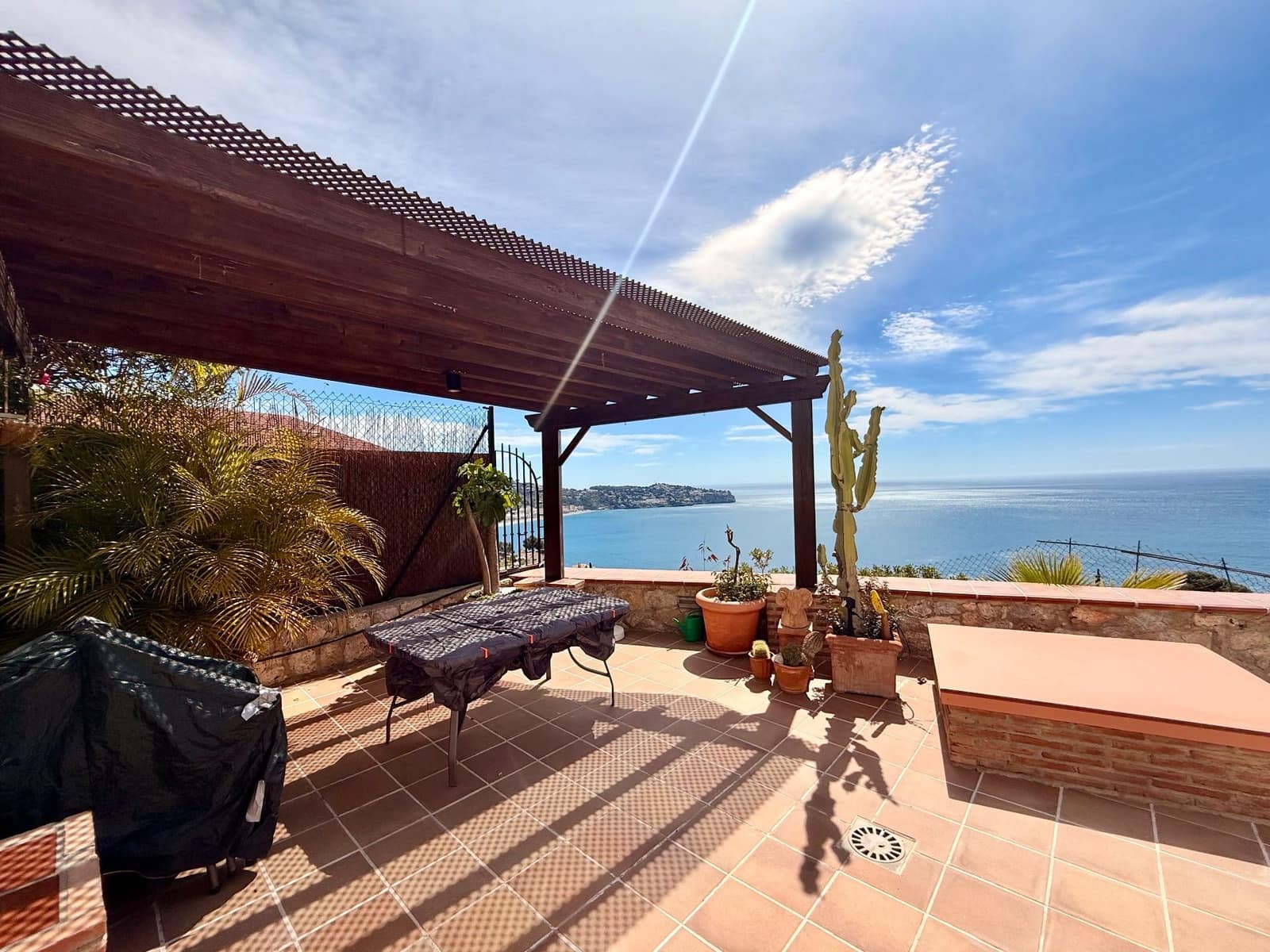 Chalet de 3 habitaciones en La Herradura en venta con piscina garaje - 750.000 € (Ref: 9747749)