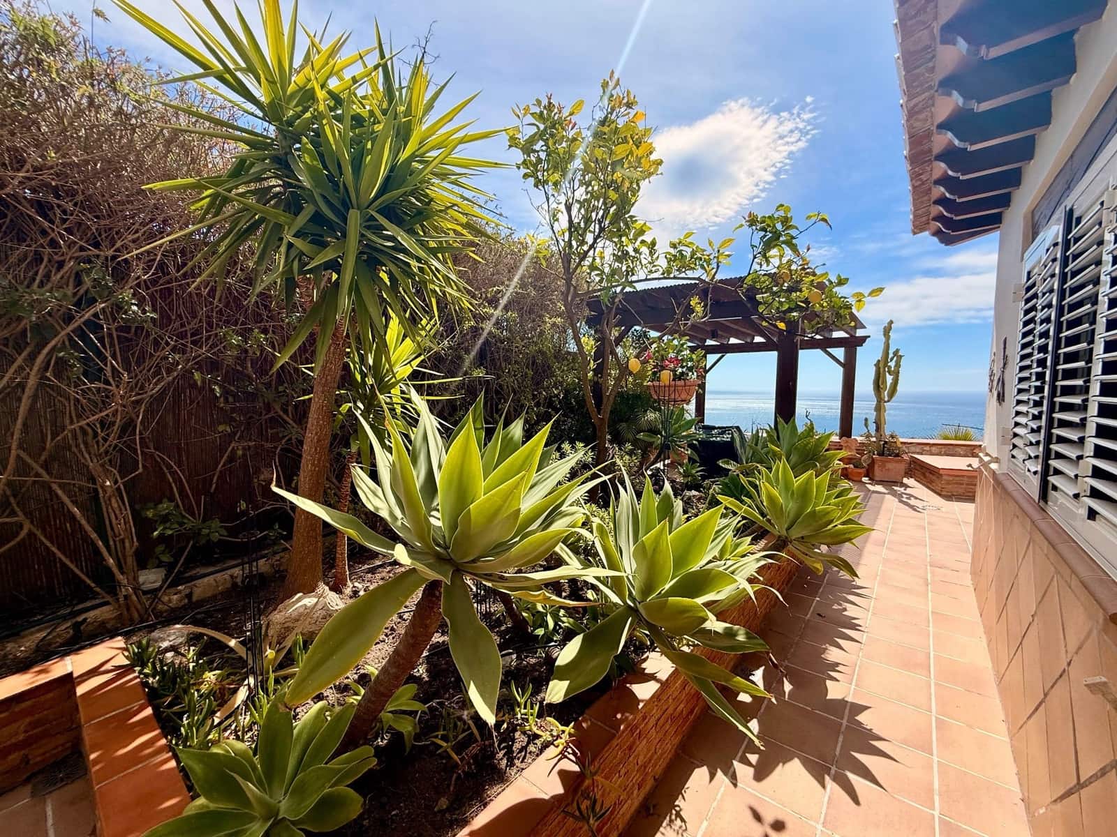 Chalet de 3 habitaciones en La Herradura en venta con piscina garaje - 750.000 € (Ref: 9747749)