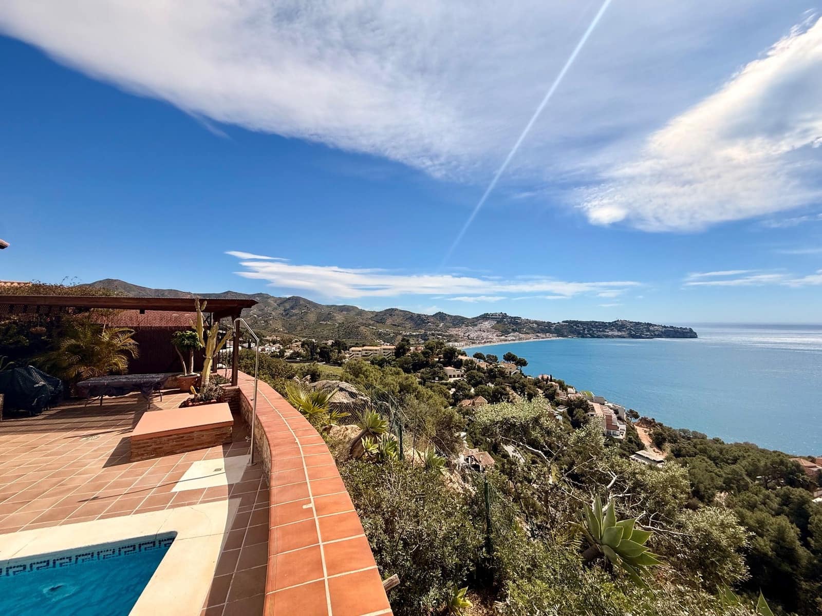 Chalet de 3 habitaciones en La Herradura en venta con piscina garaje - 750.000 € (Ref: 9747749)