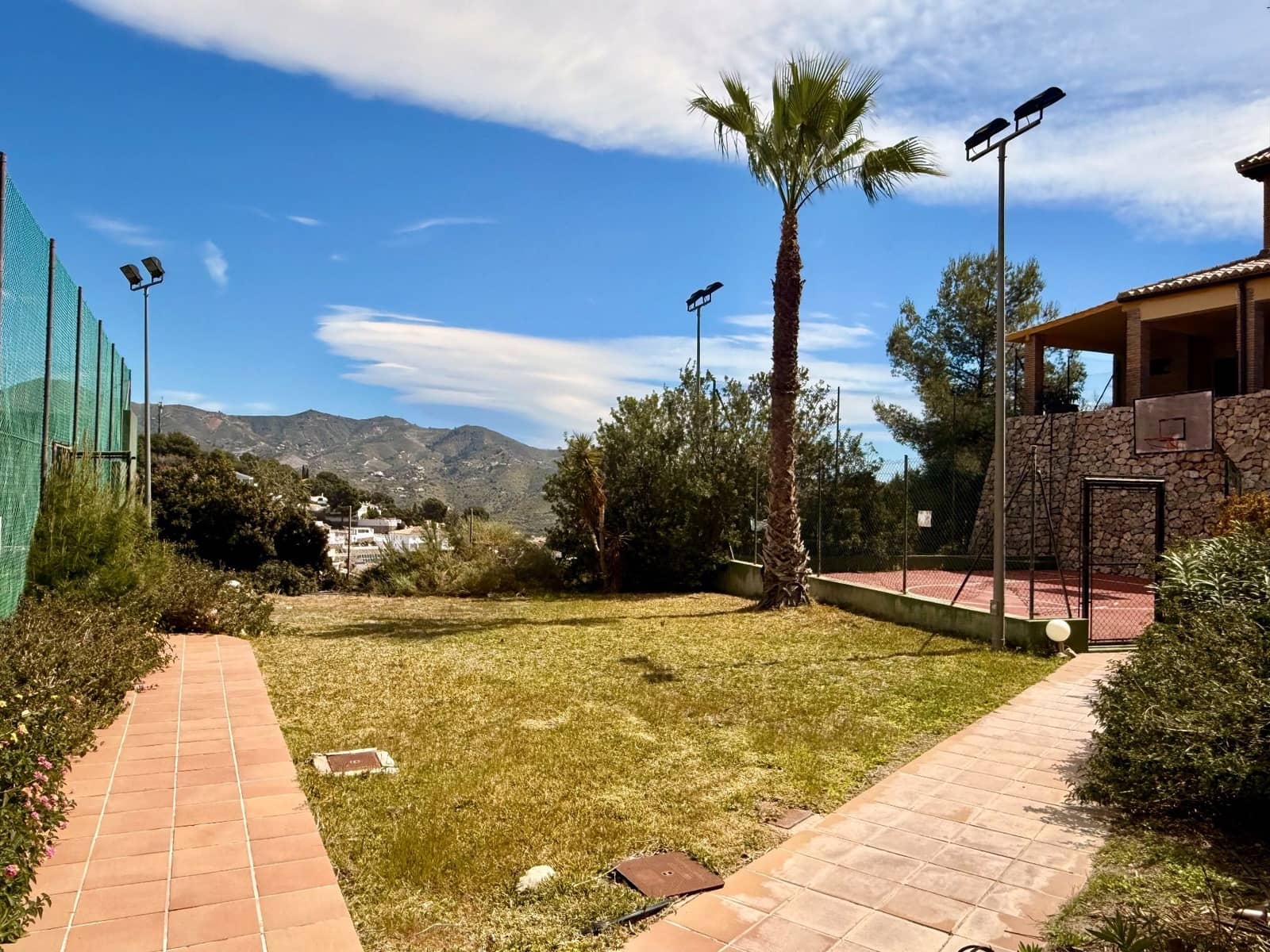 Chalet de 3 habitaciones en La Herradura en venta con piscina garaje - 750.000 € (Ref: 9747749)