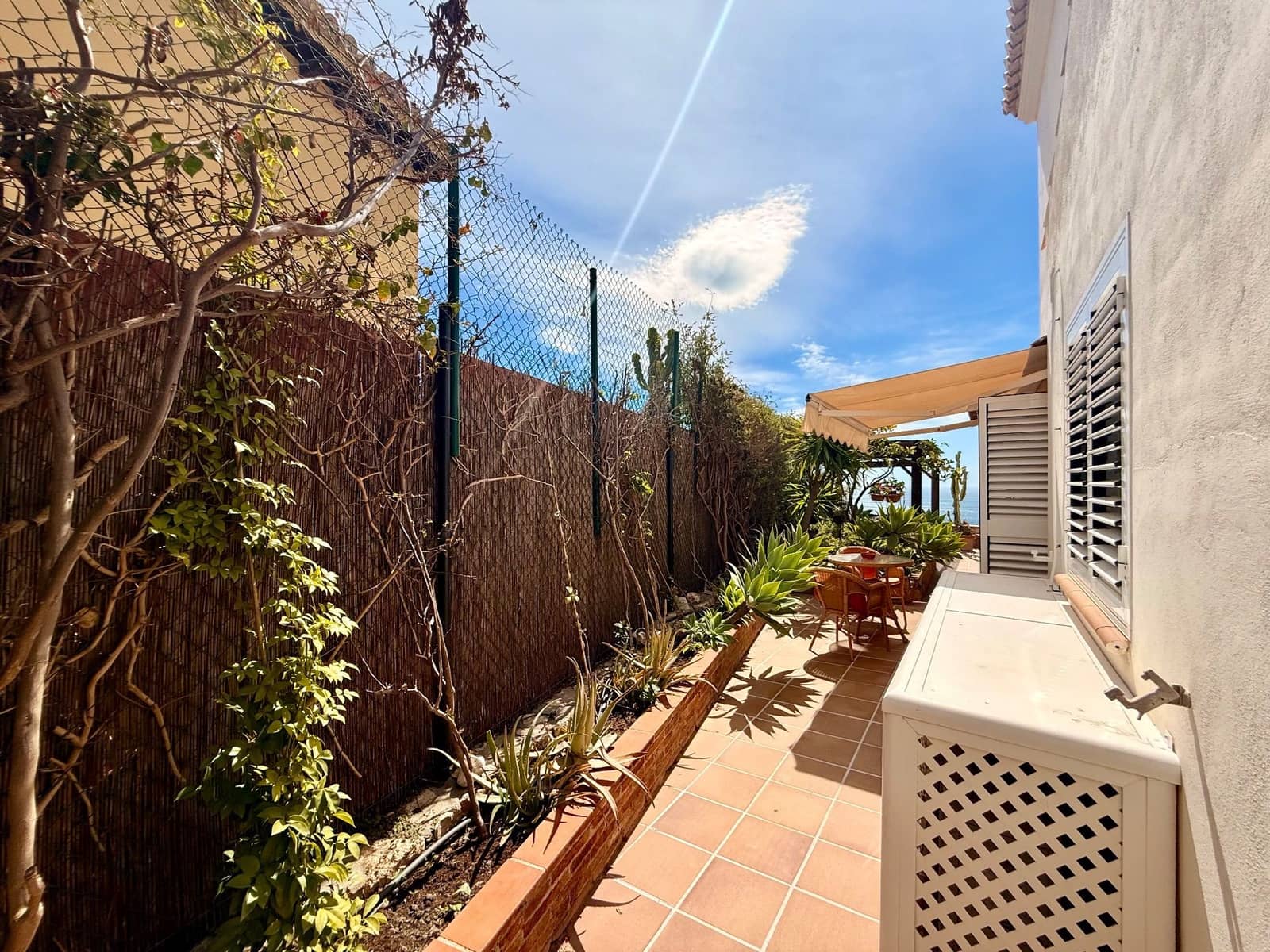 Chalet de 3 habitaciones en La Herradura en venta con piscina garaje - 750.000 € (Ref: 9747749)