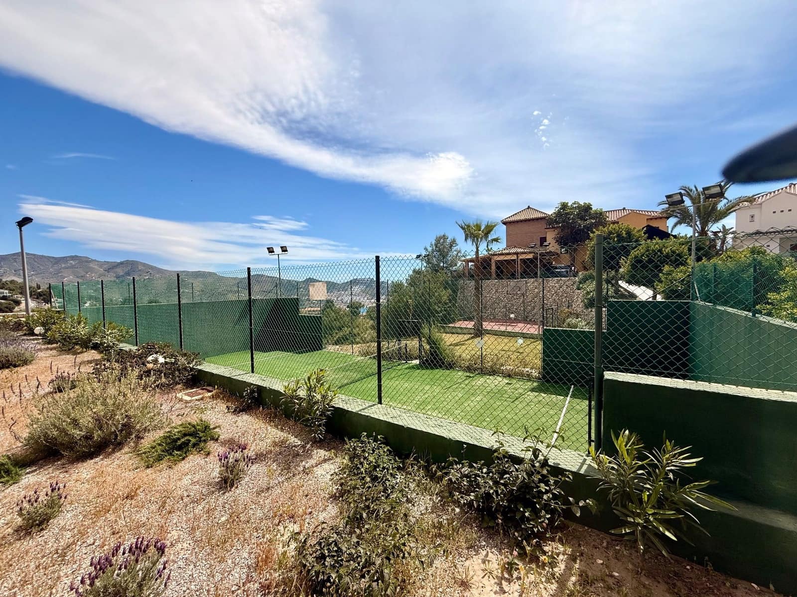 Chalet de 3 habitaciones en La Herradura en venta con piscina garaje - 750.000 € (Ref: 9747749)