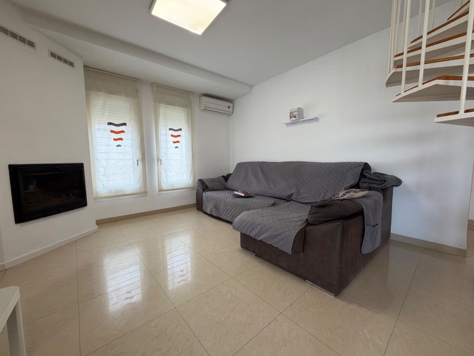 3 soveværelse Villa til salg i La Pobla de Vallbona med swimmingpool garage - € 390.000 (Ref: 10142649)