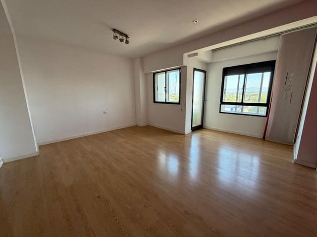 4 bedroom Flat for rent in Llíria - € 800 (Ref: 10157960)