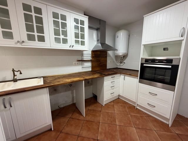 4 bedroom Flat for rent in Llíria - € 800 (Ref: 10157960)