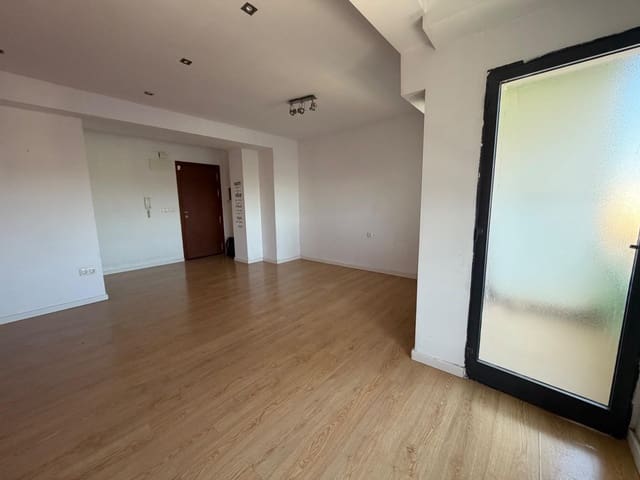 4 bedroom Flat for rent in Llíria - € 800 (Ref: 10157960)