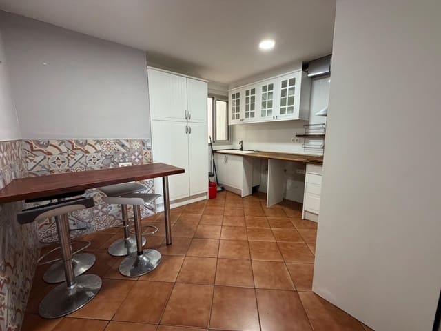 4 bedroom Flat for rent in Llíria - € 800 (Ref: 10157960)