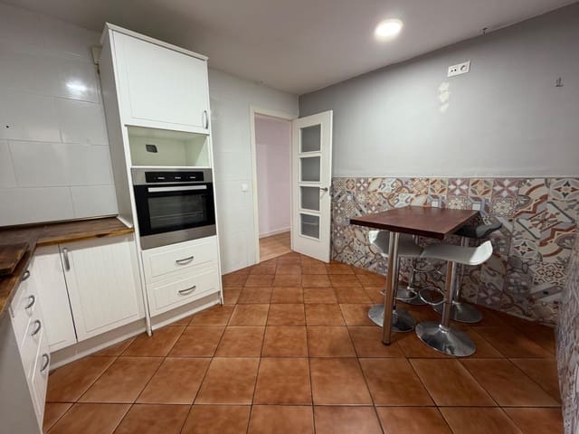 4 bedroom Flat for rent in Llíria - € 800 (Ref: 10157960)
