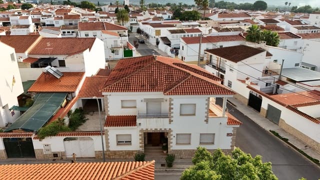 6 soverom Villa til salgs i Marines med garasje - € 380 000 (Ref: 8500112)