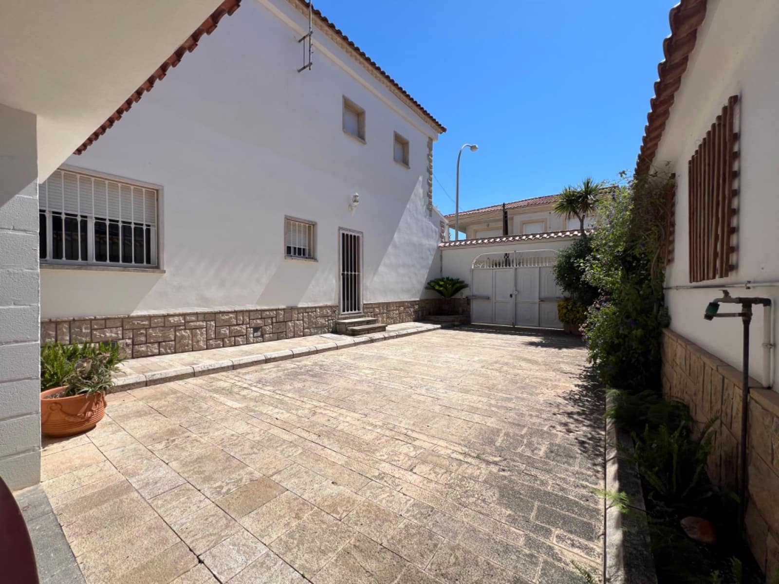 6 soverom Villa til salgs i Marines med garasje - € 380 000 (Ref: 8500112)