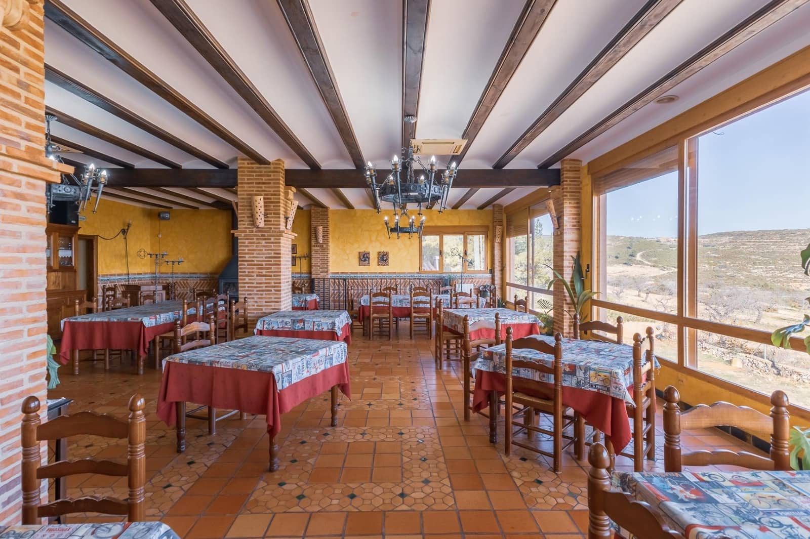 6 soveværelse Restaurant/Bar til salg i Alcublas - € 749.900 (Ref: 8830304)