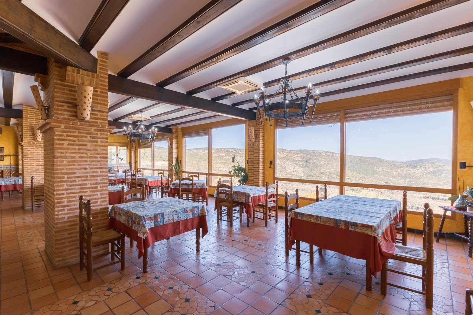 6 soveværelse Restaurant/Bar til salg i Alcublas - € 749.900 (Ref: 8830304)