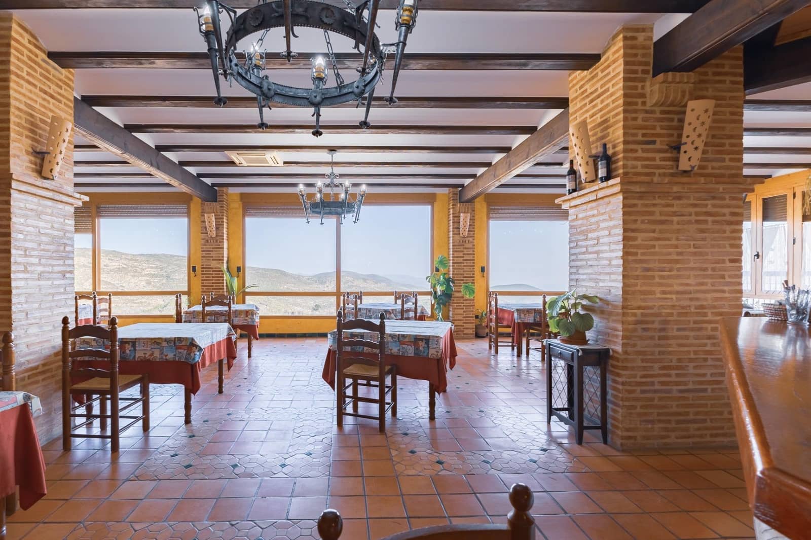 6 soveværelse Restaurant/Bar til salg i Alcublas - € 749.900 (Ref: 8830304)