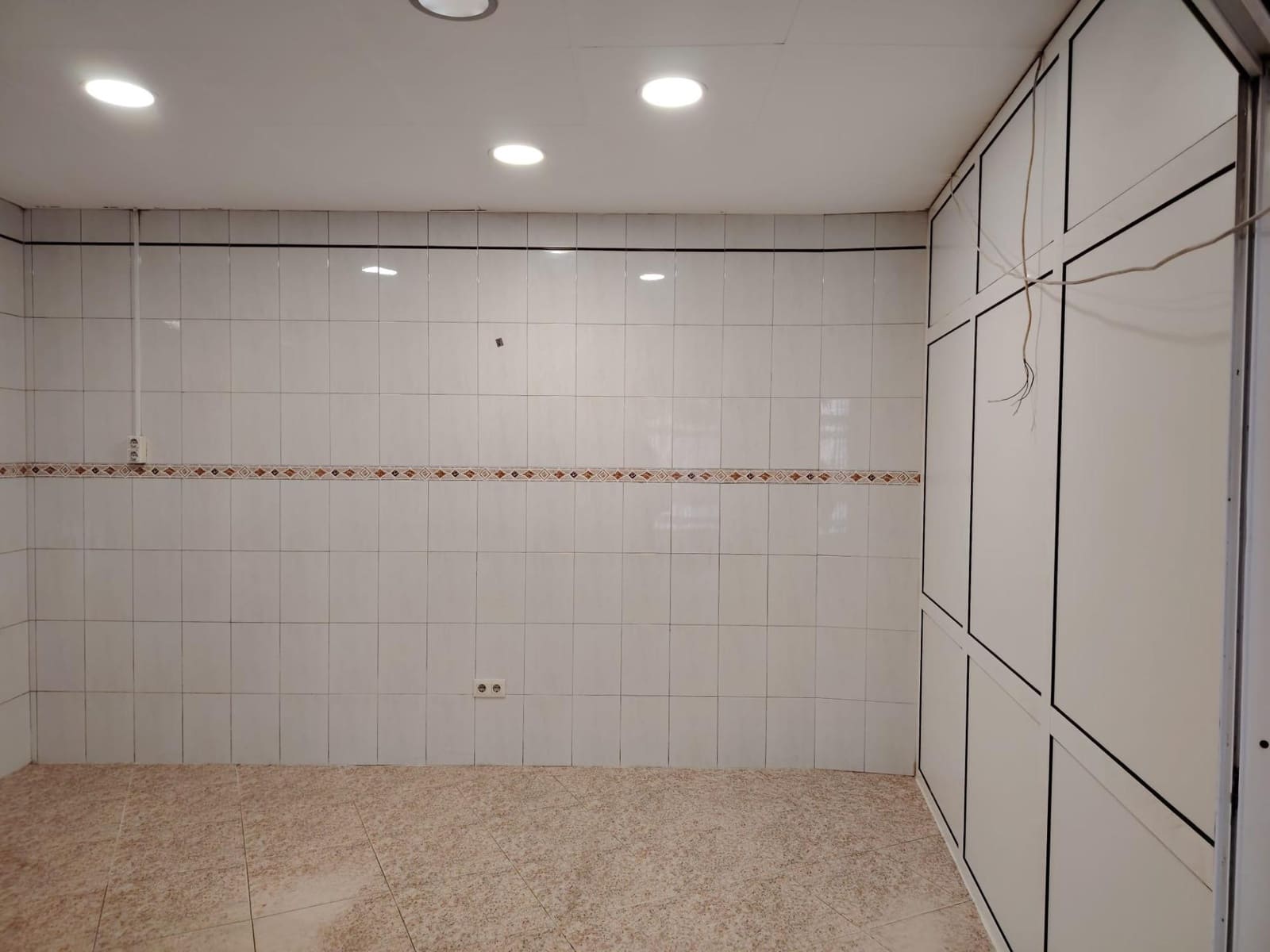 Commercial for rent in Lliria - € 500 (Ref: 9264485)