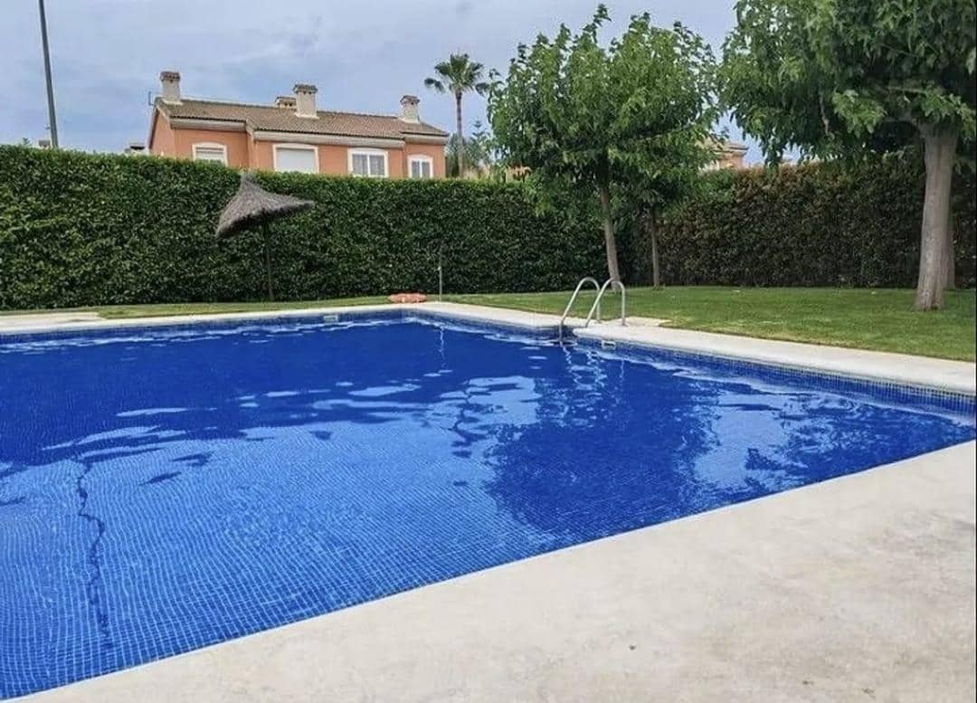 3 makuuhuone Rivitalo myytävänä paikassa La Pobla de Vallbona mukana uima-altaan - 329 000 € (Ref: 9310878)