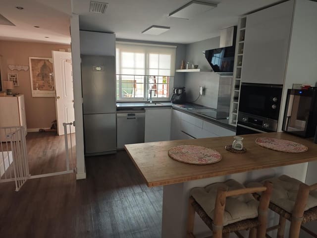 3 makuuhuone Rivitalo myytävänä paikassa La Pobla de Vallbona mukana uima-altaan - 329 000 € (Ref: 9310878)