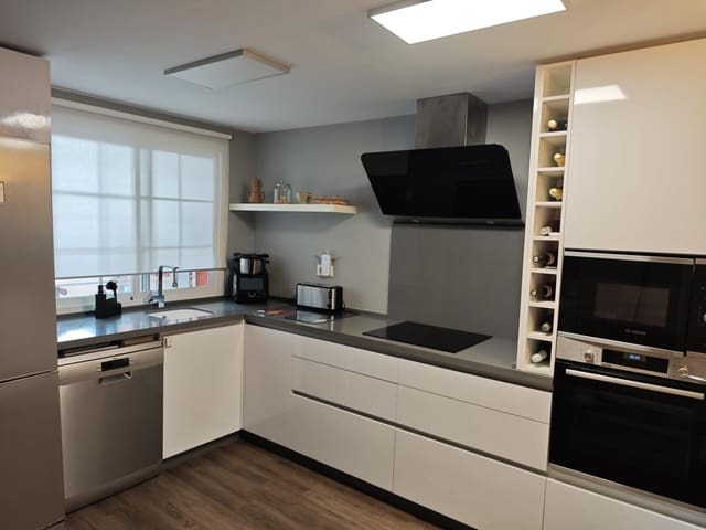 3 makuuhuone Rivitalo myytävänä paikassa La Pobla de Vallbona mukana uima-altaan - 329 000 € (Ref: 9310878)