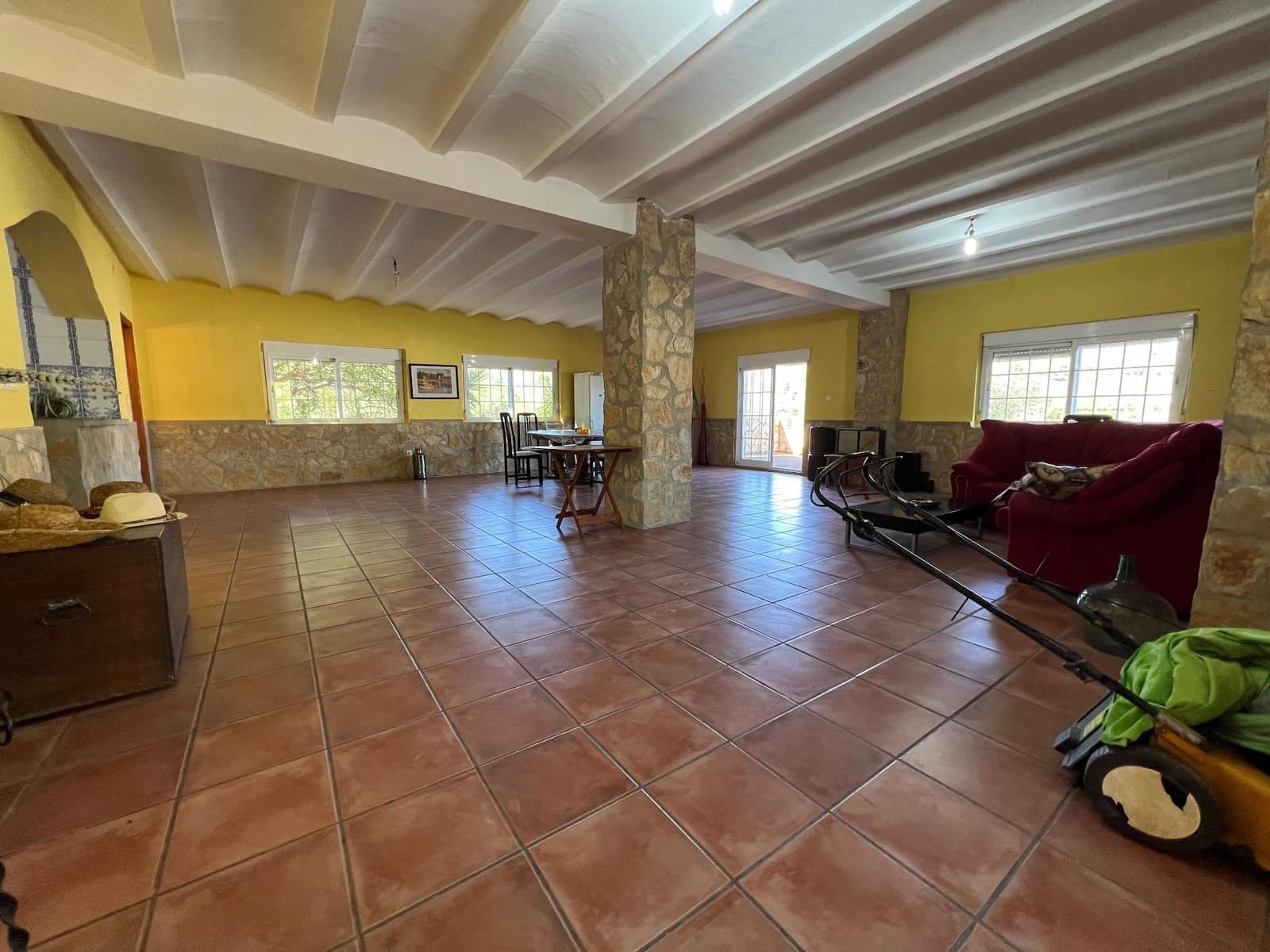 5 bedroom Villa for sale in Casinos with pool - € 275,000 (Ref: 9494611)