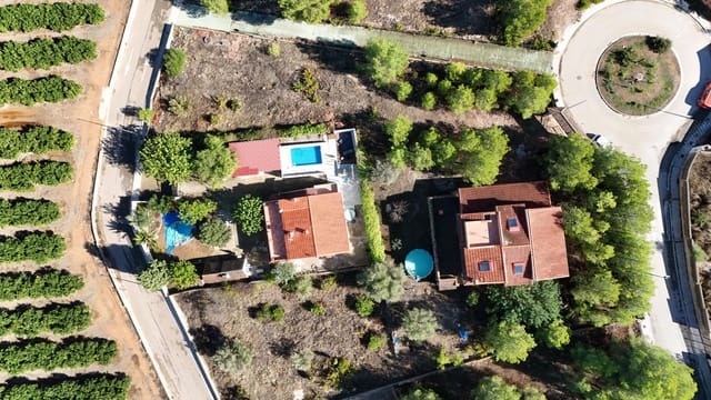 5 bedroom Villa for sale in Casinos with pool - € 275,000 (Ref: 9494611)