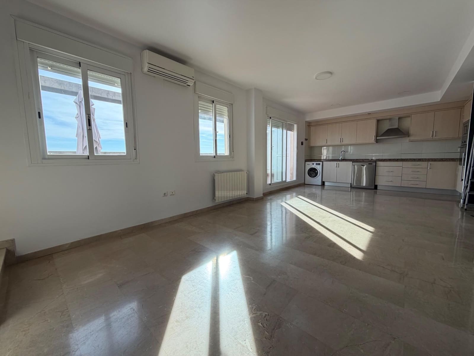 3 slaapkamer Appartement te huur in La Pobla de Vallbona - € 1.200 (Ref: 9504283)