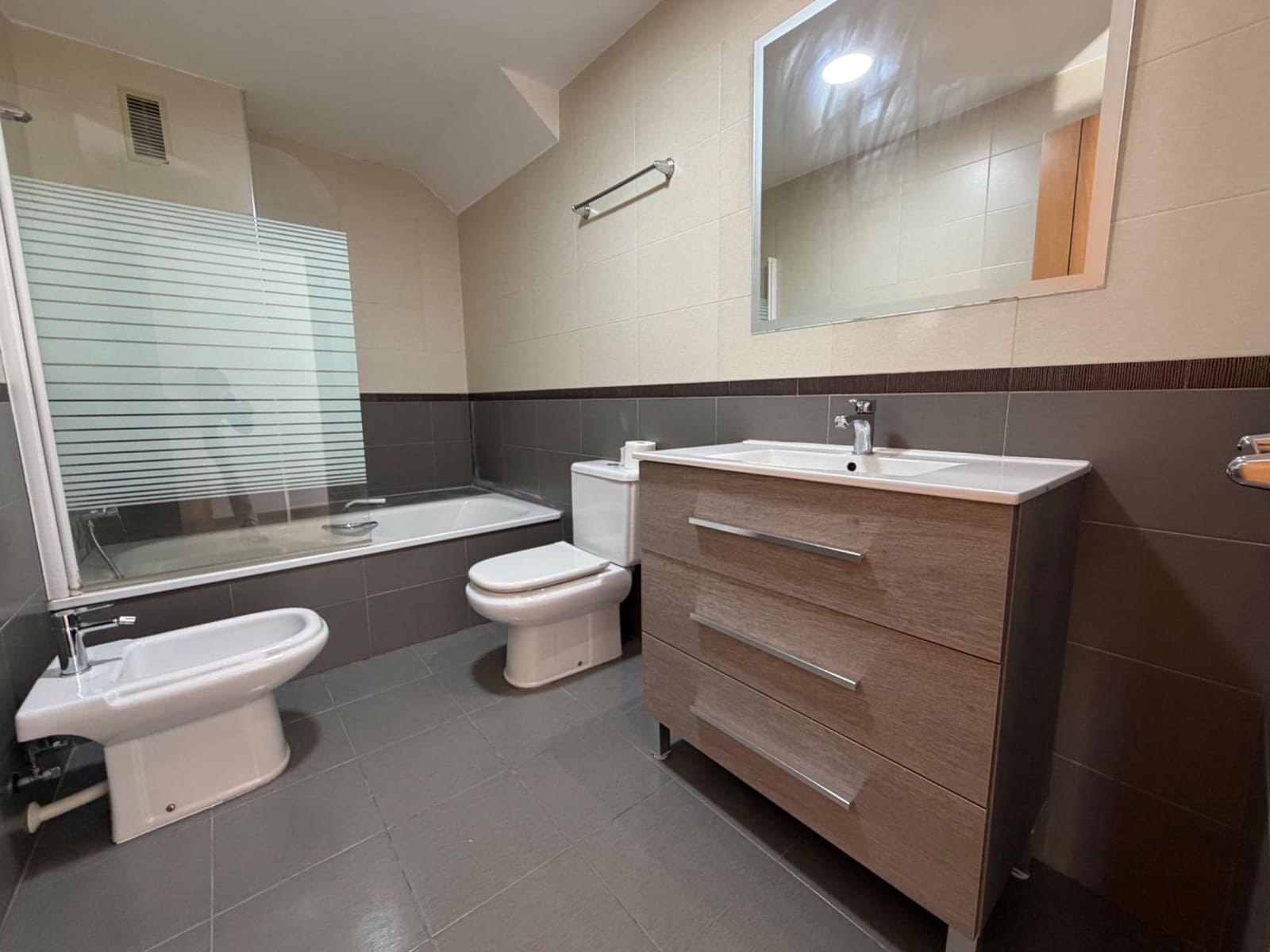 3 slaapkamer Appartement te huur in La Pobla de Vallbona - € 1.200 (Ref: 9504283)