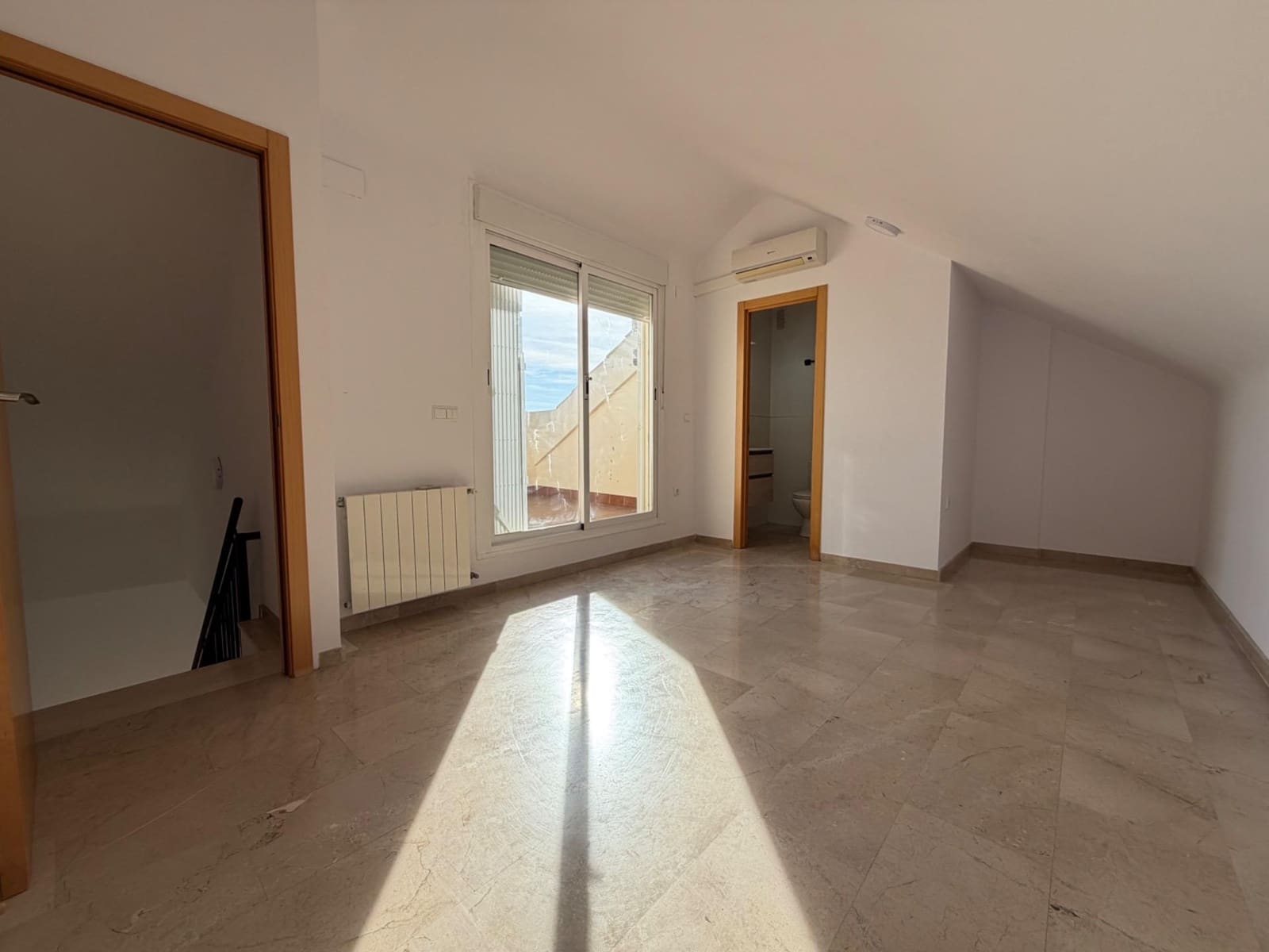 3 slaapkamer Appartement te huur in La Pobla de Vallbona - € 1.200 (Ref: 9504283)