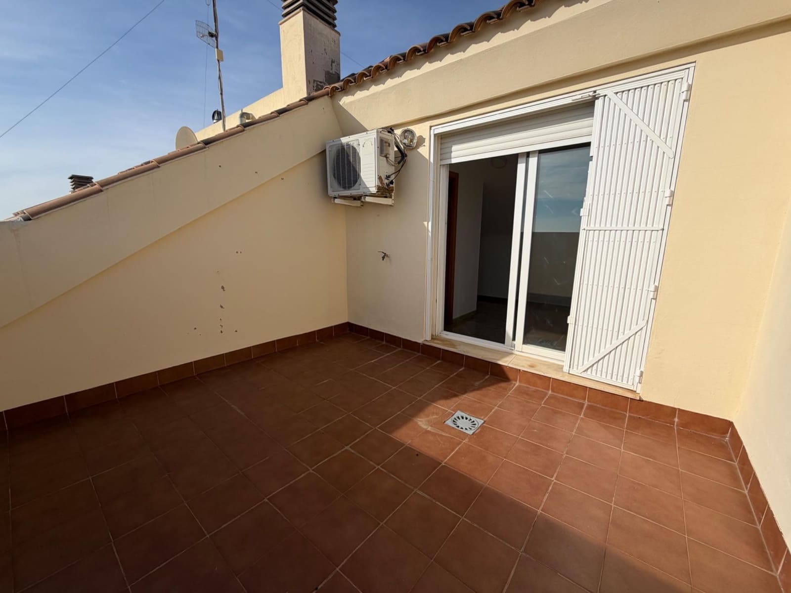 3 slaapkamer Appartement te huur in La Pobla de Vallbona - € 1.200 (Ref: 9504283)