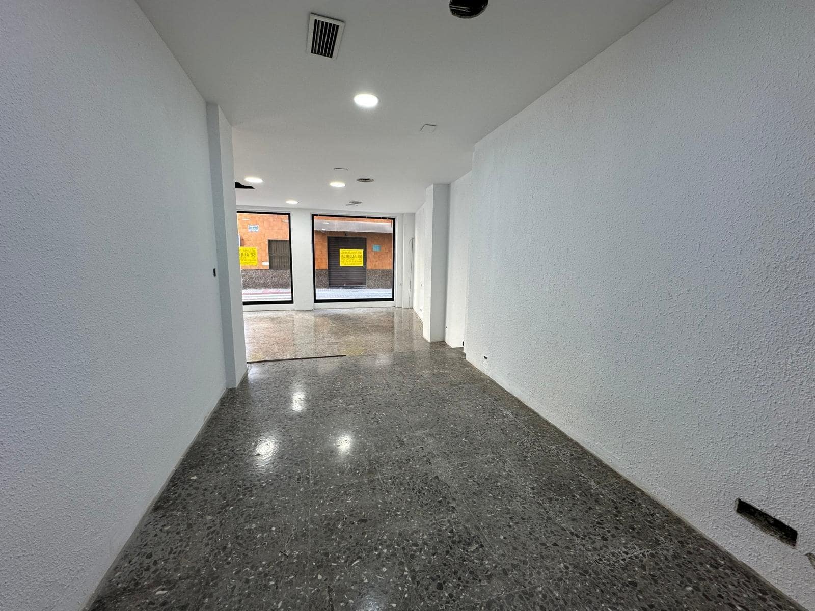 Kommersiell att hyra i Lliria - 700 € (Ref: 9518889)