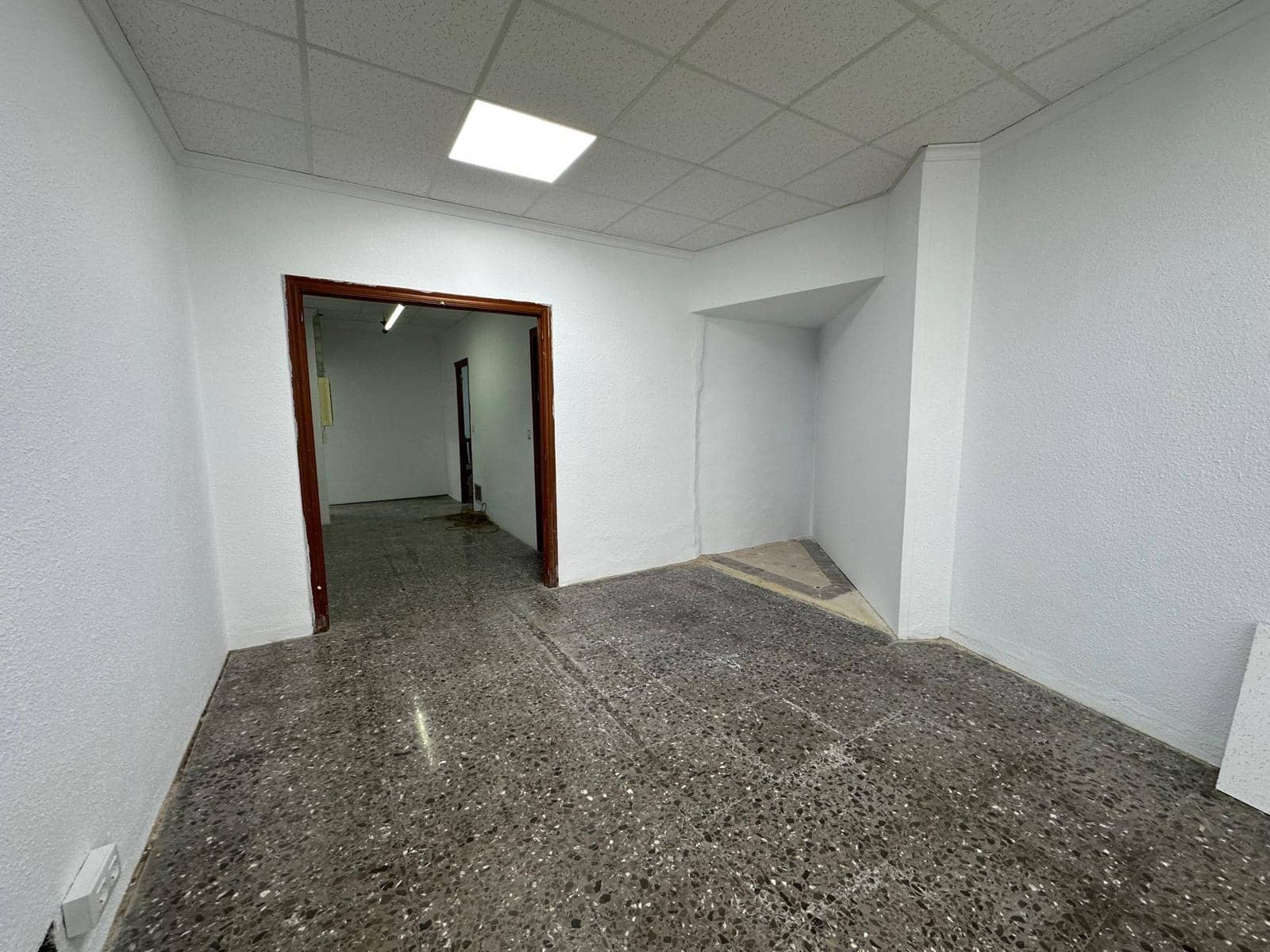 Kommersiell att hyra i Lliria - 700 € (Ref: 9518889)